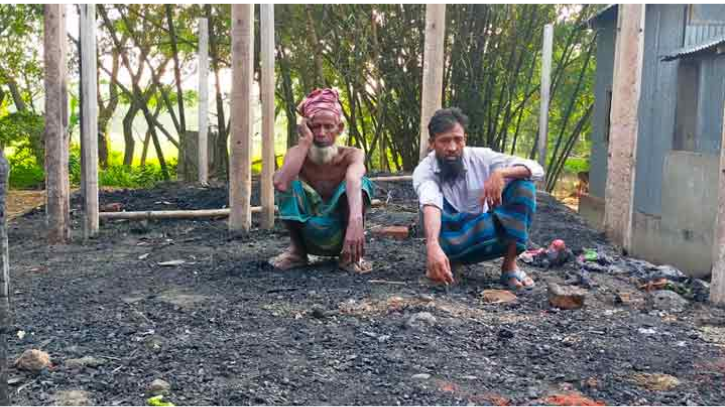 আগুনে পুড়ে ছাই ৩ কৃষ‌কের বসতঘর, গোয়ালঘর ও রান্নাঘর