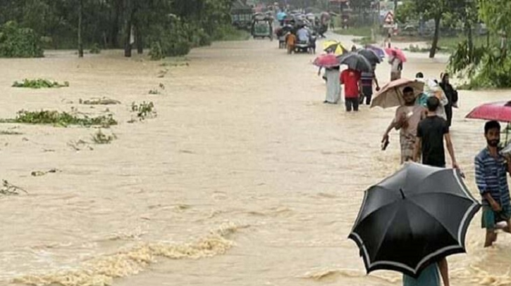 বন্যায় কক্সবাজার-চট্টগ্রাম রুটে যান চলাচল বন্ধ